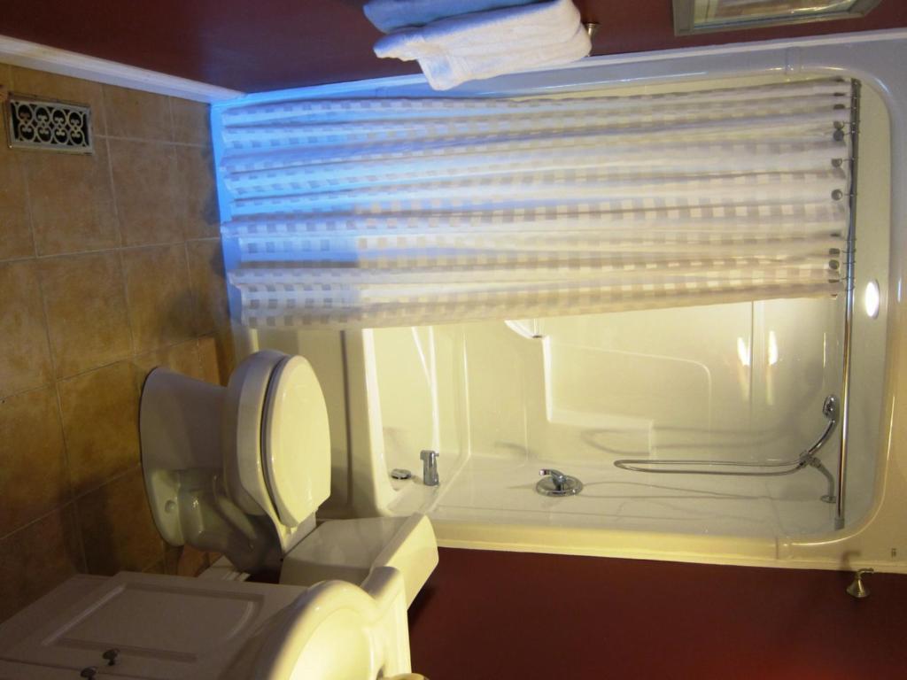 Twin Pines Bed And Breakfastピーターボロ エクステリア 写真