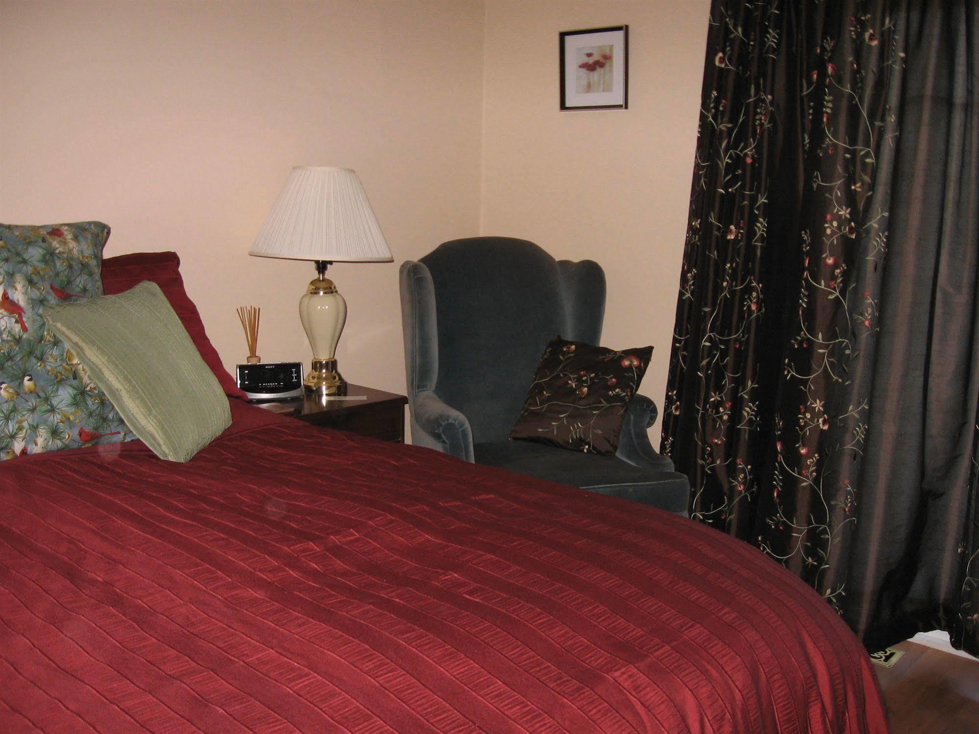 Twin Pines Bed And Breakfastピーターボロ エクステリア 写真